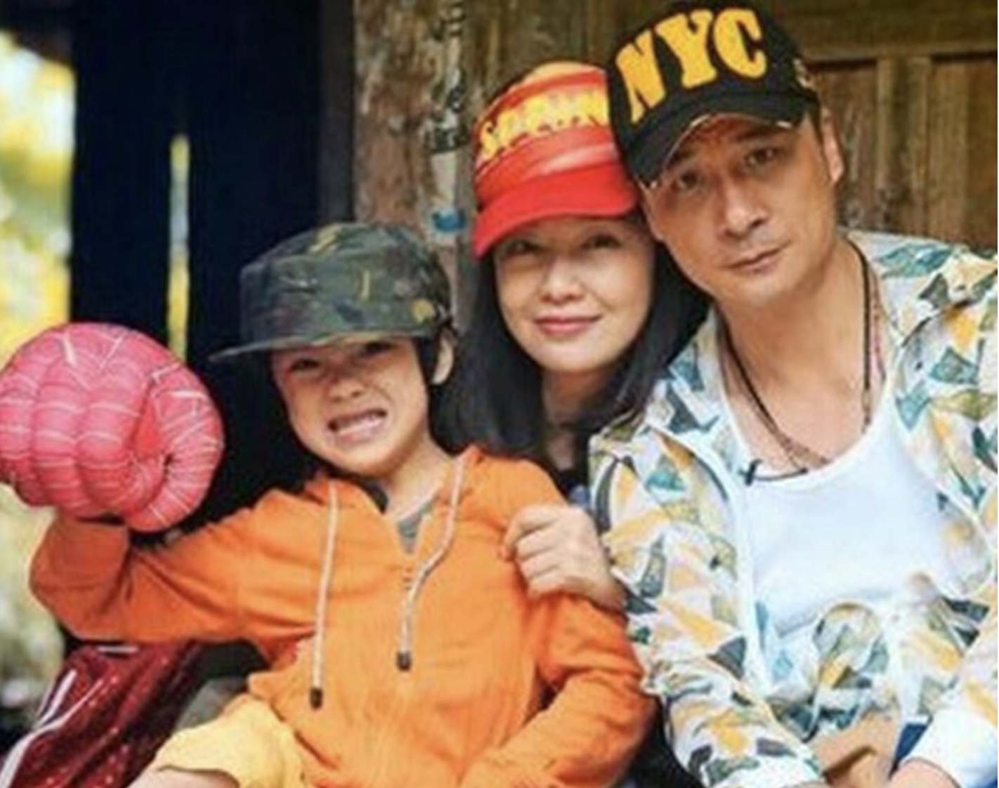 吴镇宇|她嫁给吴镇宇20年从不做家务，50岁仍像少女，堪称最幸福的女星