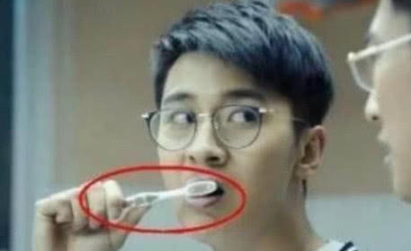 舜网 雷死人的穿帮镜头，请自带避雷针，我先撤了，你自行体会吧