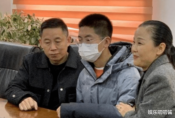 |孙家俩儿待遇差别太大！哥哥孙卓开心滑旱冰，弟弟孙辉在家刷碗