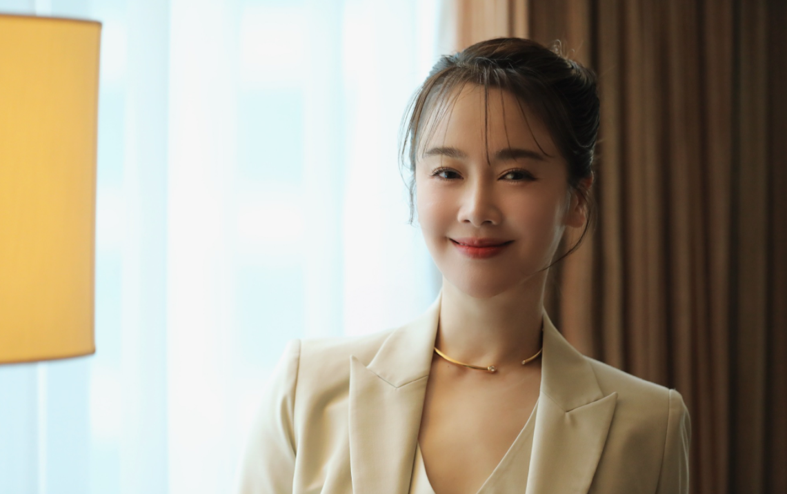 稻盛和夫|左小青虽是“阿姨”的年纪，一身白色西服干练利落，状态不输少女