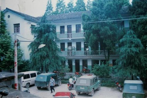 生物医药 母女中30刀，警方70小时擒凶，99年招远市“5.4特大杀人案”始末