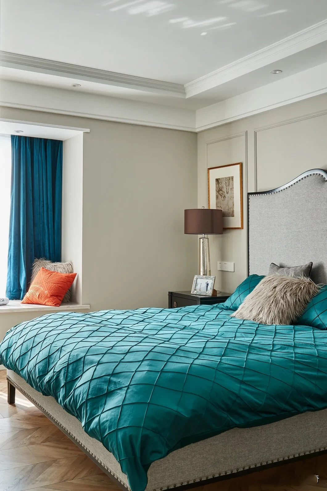 现代风的设计轻奢感超强,入户就被迷住,时尚大气又好看