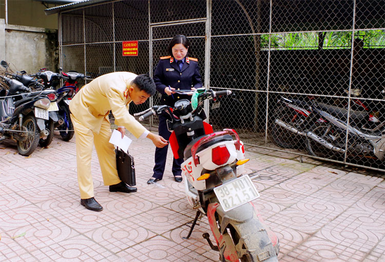 民生播报 小伙骑电动摩托车将老太太撞倒致其死亡，且肇事逃逸，如今终被捕