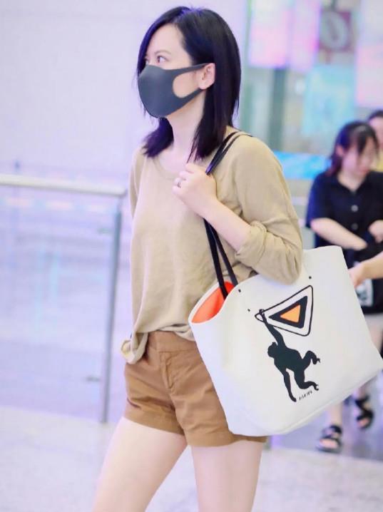 俞飞鸿|俞飞鸿一把年纪也不自爱?穿超短热裤为秀腿,勒出赘肉太真实