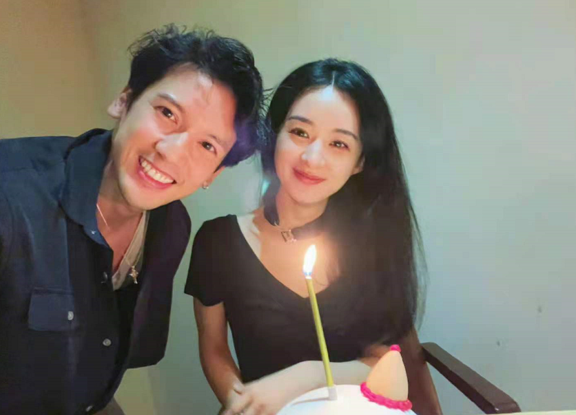 赵丽颖|赵丽颖离婚后更少女了！两帅哥陪过生日，她穿黑T学金鱼嘟嘴超萌