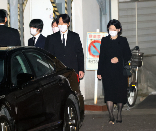 全球时尚风行 真子公主和新婚丈夫出席葬礼!15岁悠仁王子罕见亮相,比驸马爷帅