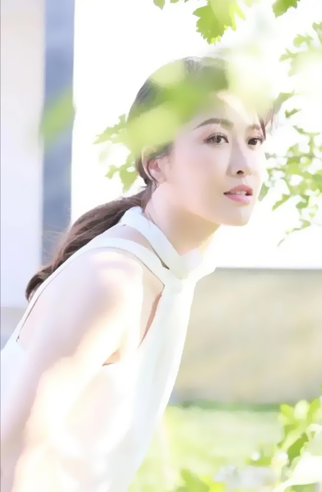 全球时尚号|香港新生代女神周丽淇,颜值如玉身材姣好,复古港风优雅迷人