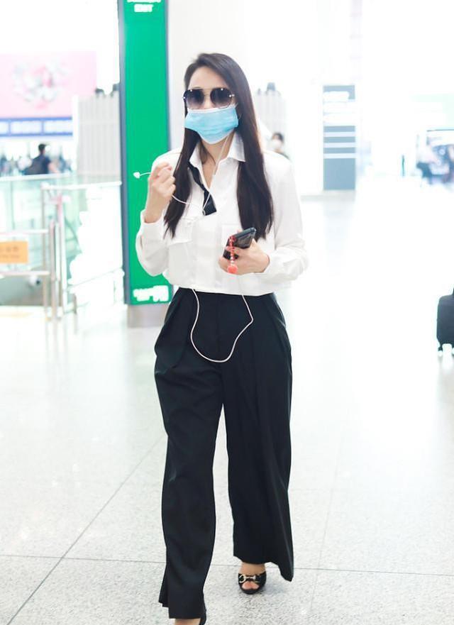 懒美人时尚|伊能静穿搭真是优雅派典范，一旁秦昊都只敢看手机，美得让人着迷