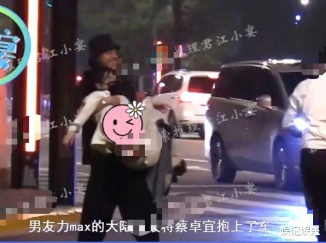 蔡卓宜|王大陆蔡卓宜约会全程，王大陆多次主动拥吻女方，蔡卓宜颇为警惕