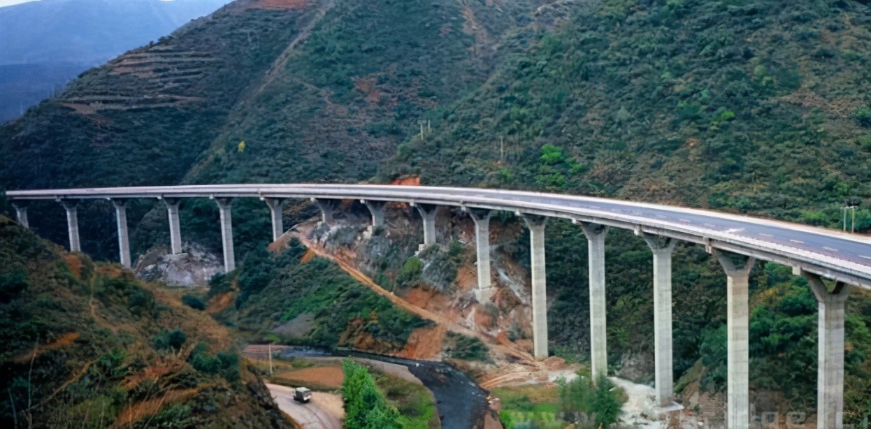 先生说生活事 云南在建一条高速公路，长150.816公里，投资287.37亿，就在丽江