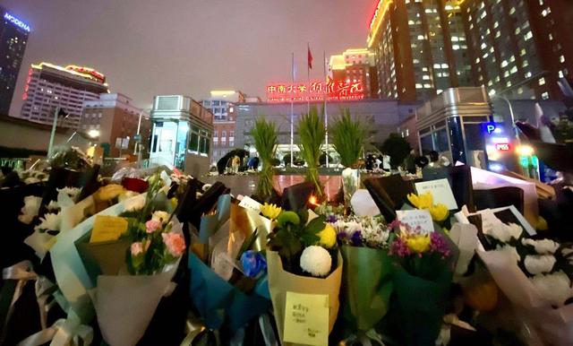 健康时报社 长沙细雨绵绵，社会各界送别袁隆平先生