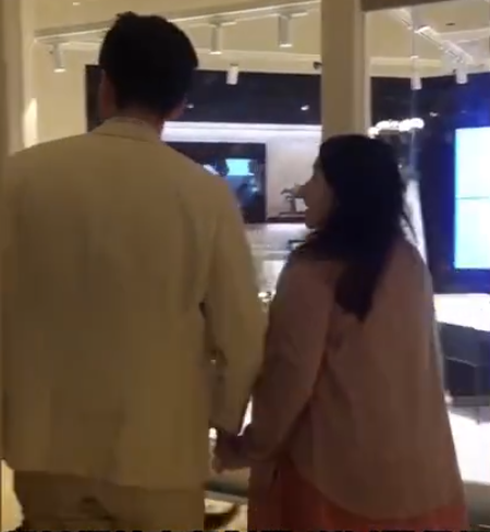 何超盈|200斤何超盈对小7岁辛奇隆撒娇，500婚戒算啥？女方5亿嫁妆才真狠