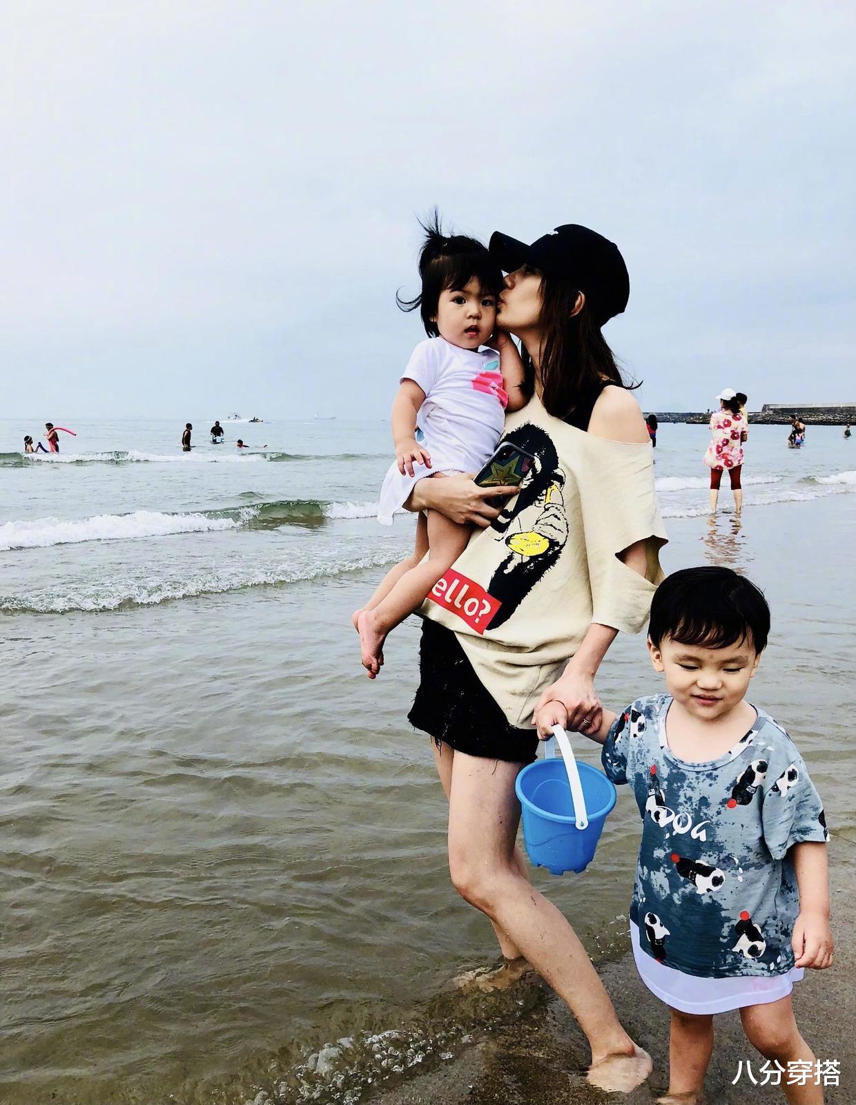 八分穿搭|贾静雯的颜值真是无敌了,一袭白色V领连衣裙优雅高贵,成熟精致