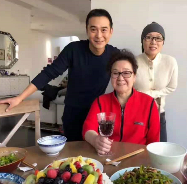 吴琼|59岁吴琼为婆婆庆生，小15岁老公罕见出镜，夫妻俩同框似隔代