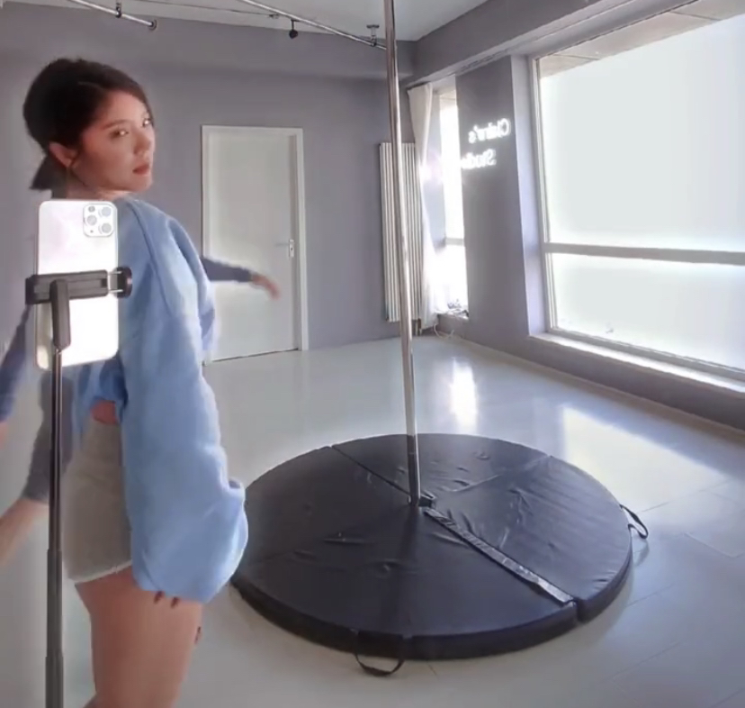 赵奕欢|赵奕欢课后秀身材，大腿、肚皮紧致有肉感，网友：这才是极品