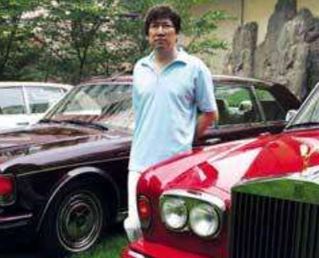 侃侃圈里的事 他曾被67岁老太包养了13年,继承遗产后捐了6个亿,如今怎样了?