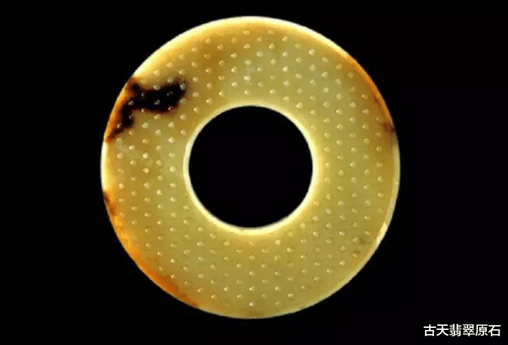 翡翠|贵妇带7200万的翡翠藏品上台鉴宝,专家看后都兴奋了:顶级帝王绿!