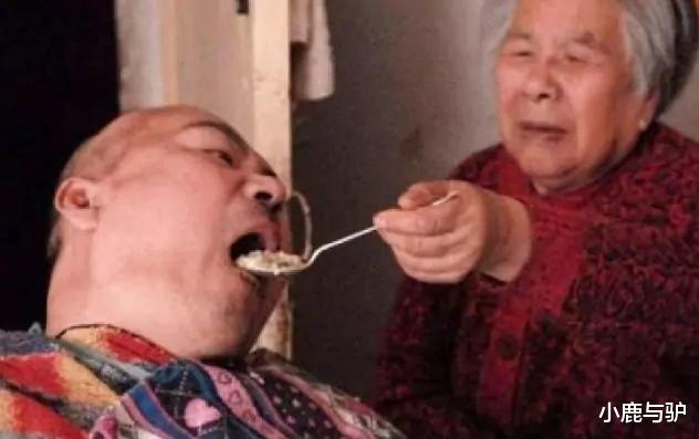 小鹿与驴|83岁老太投毒46岁智力缺陷儿子60粒安眠药，被捕时称：我养不动了