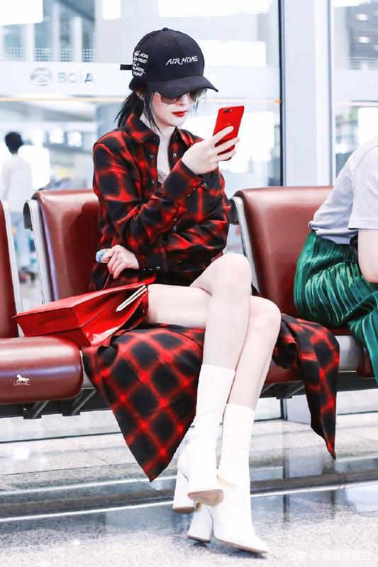 再会旧时光 杨幂的“娱圈腿精”非名副其实，为立住自己美腿人设，定期去瘦腿