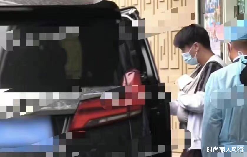 时尚丽人风行 奚梦瑶产后首现身像走T台！穿休闲装气场足，花20万坐月子真豪门
