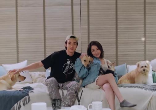 萧亚轩|萧亚轩深夜秀恩爱，暗示与黄皓的关系已升级，粉丝纷纷送上祝福