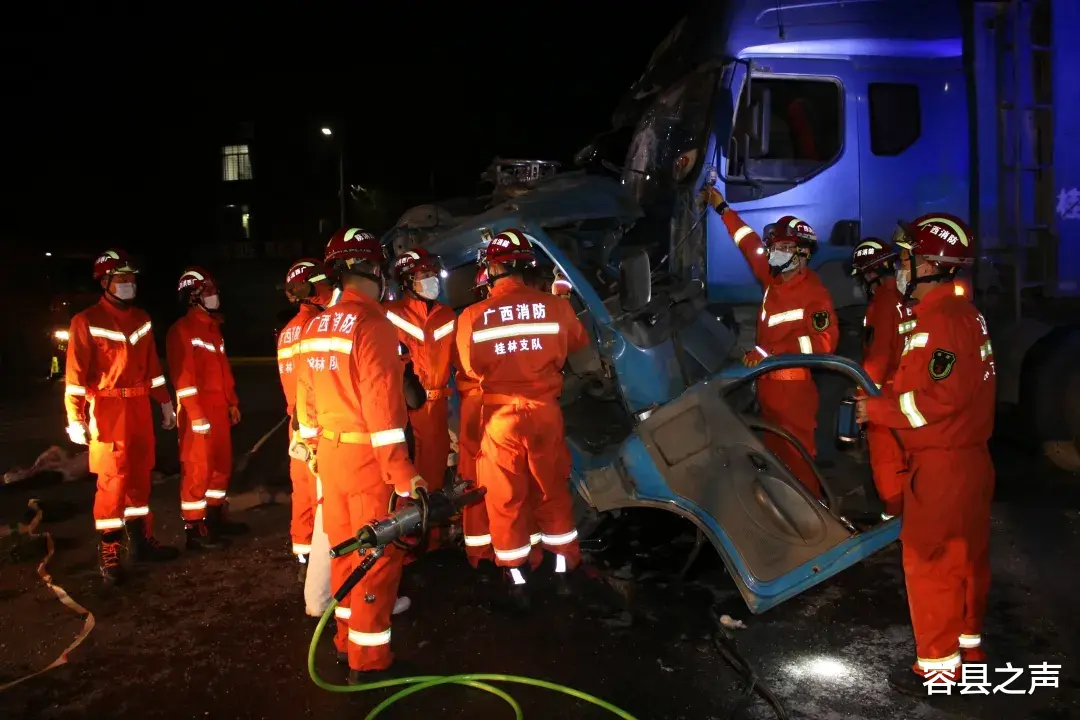 容县之声 广西两货车相撞，小货车驾驶室严重变形