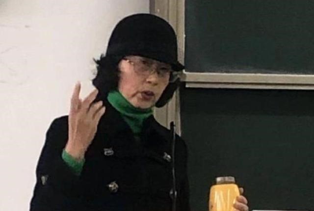 雪落无尘谈|大学老师因衣品走红，学生表示十分欣赏，原来优雅是不分年龄的