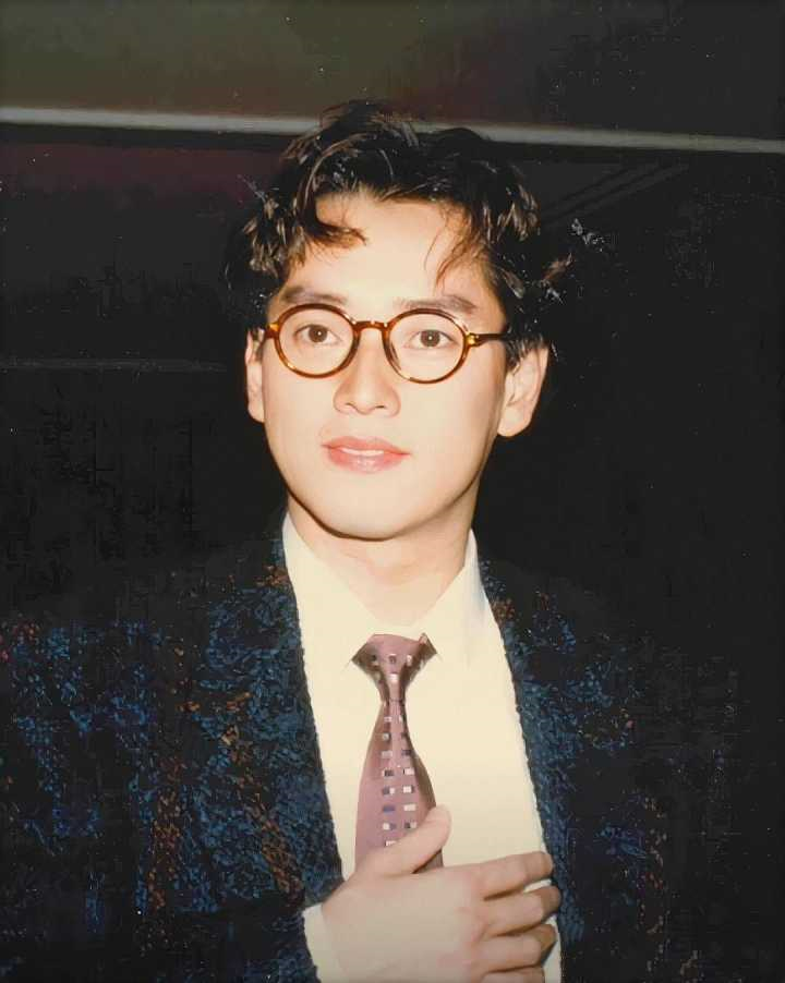 谭咏麟|谭咏麟满脸老人斑，牙齿黄渍显邋遢，和女粉丝私生子已25岁