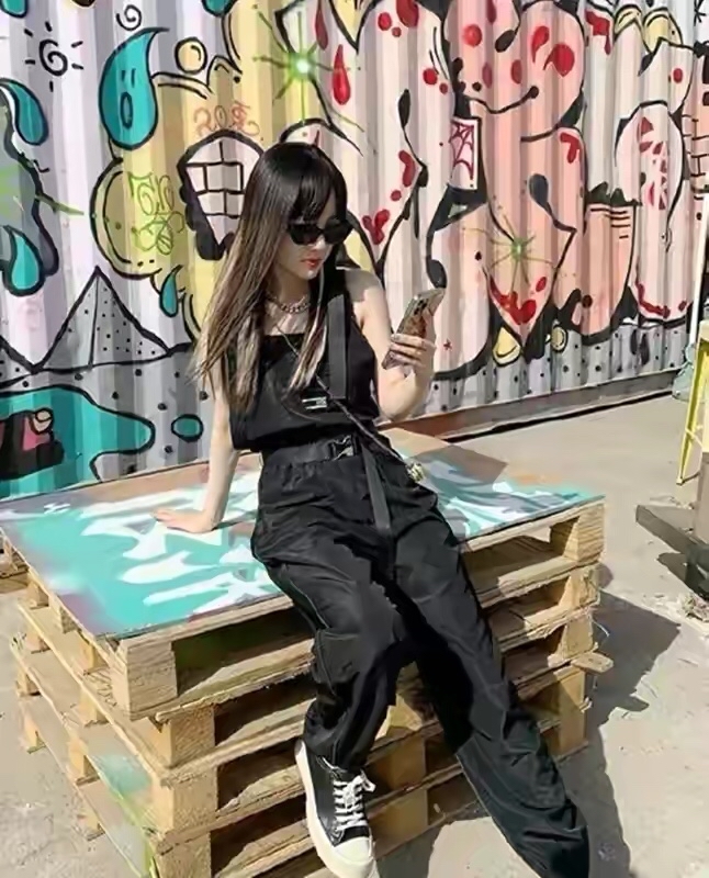 潮帮先生|李小璐无戏可拍不消停，把车库当秀场走起台步，穿一身黑还挺有范