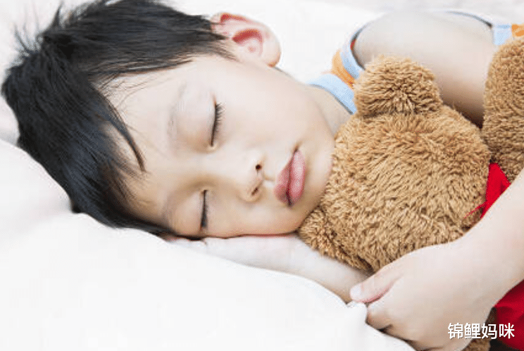 锦鲤妈咪|22点前不睡觉的孩子，智力发育“落后”于小伙伴，别让娃输得太冤
