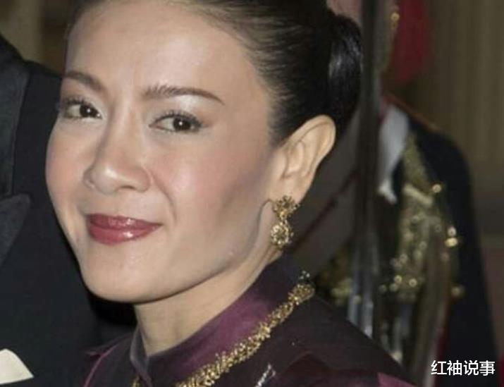 西拉米|泰王晒出旧版全家福，一家5口怼脸玩自拍，西拉米王妃惊喜出镜