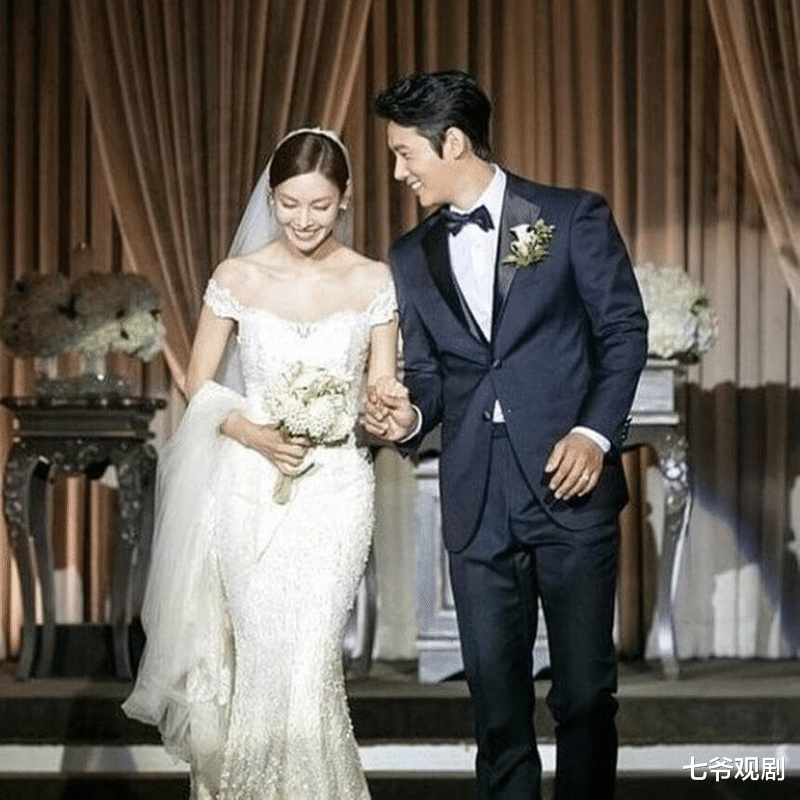 金素妍|从《顶楼》里出来，40岁金素妍秒变娇嗲女生，帅哥老公用心逗老婆