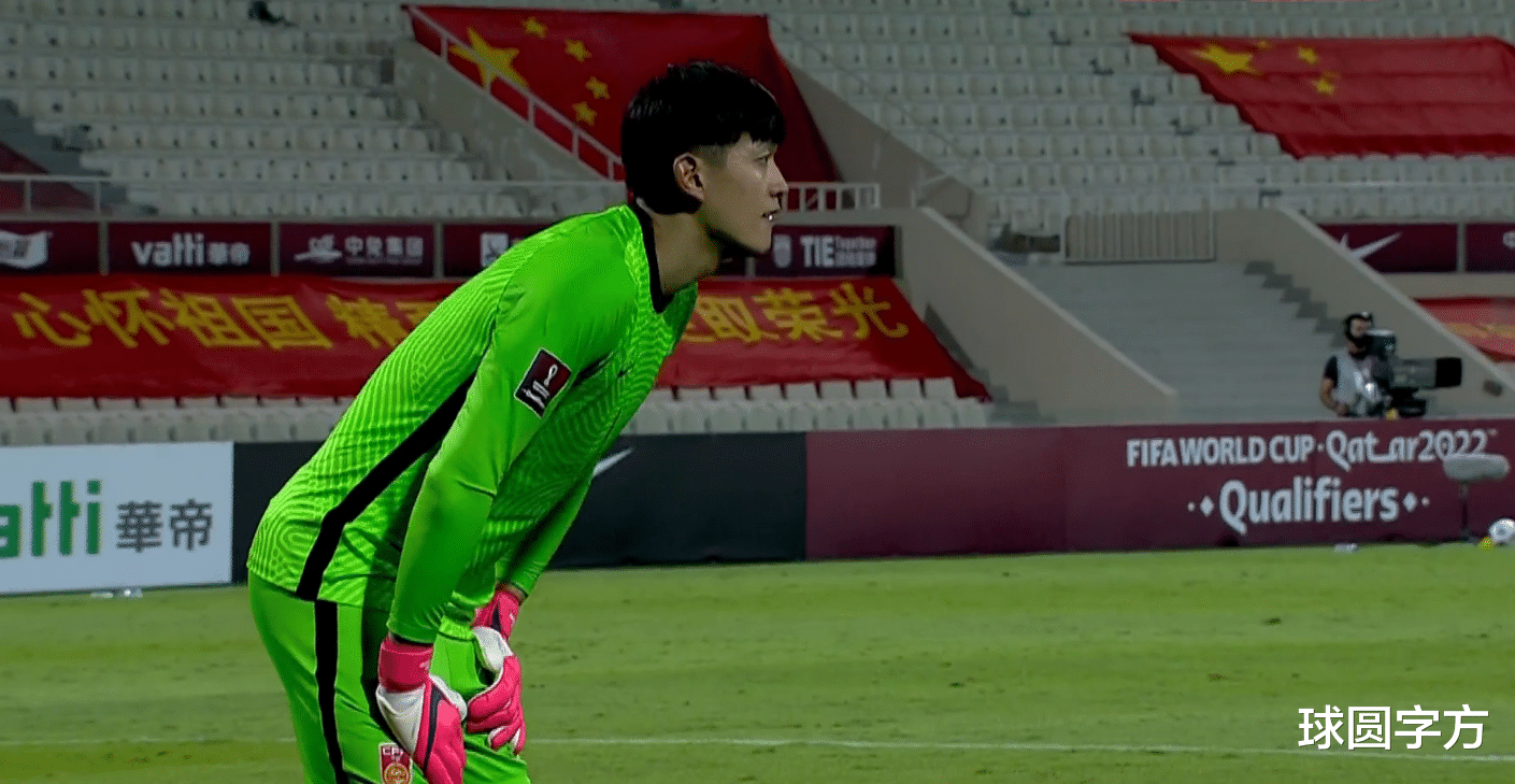 国足|6-4，0-2！国足差点丢球，锋无力依旧，李铁紧张之余不忘招牌动作