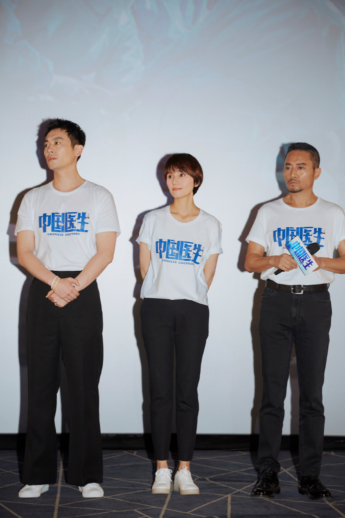 何有强|袁泉真没“明星架子”，白色卫衣配牛仔裤简单舒适，朴素自然