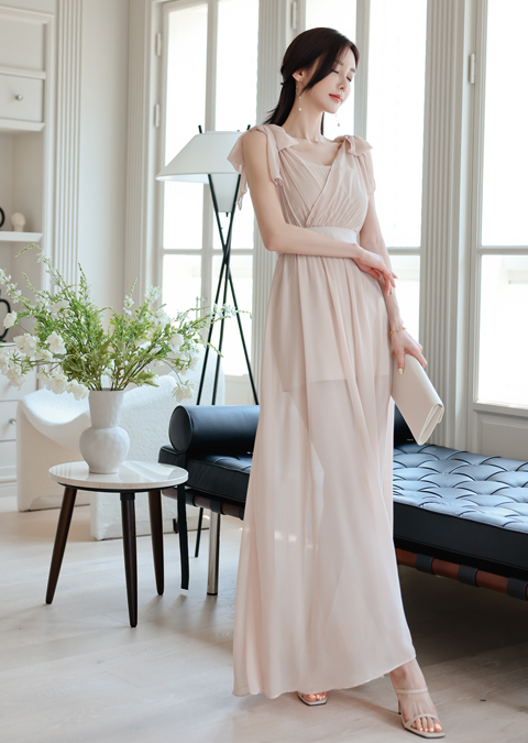 心壹穿搭|女神孙允珠高清时尚搭配：幻粉迷离浅杏美绢赫拉雪纺裙