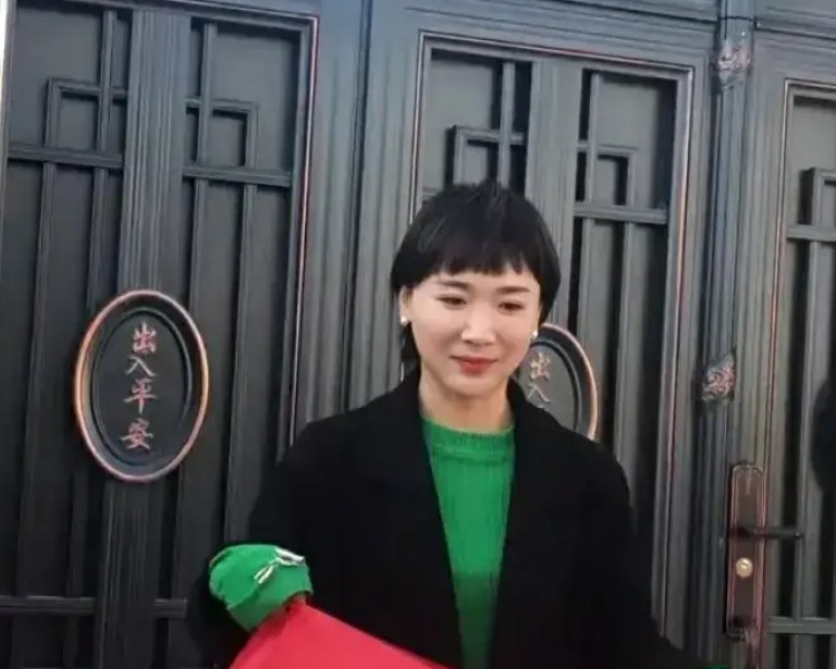 陈亚男|朱小伟收回彩礼后，美女在家门口拉横幅求婚，横幅写着让小伟娶她