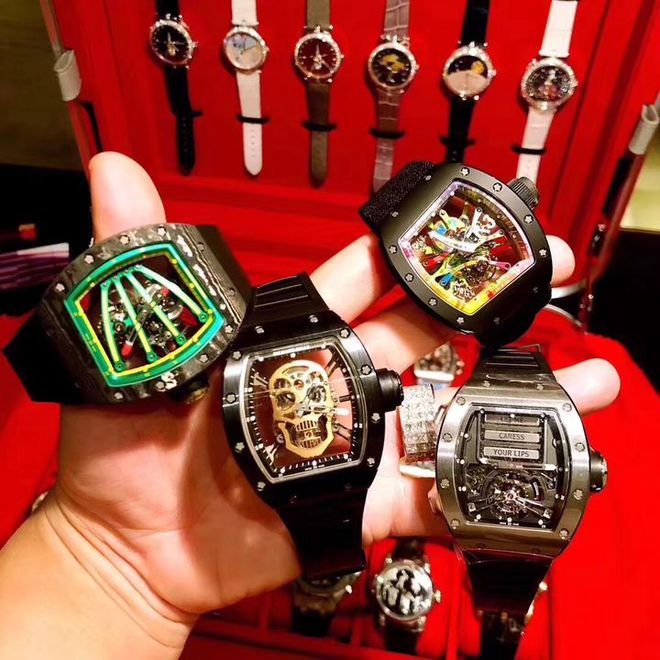 荷尔蒙失调|王思聪携四个美女高调逛街 戴2000万表可抵一套房