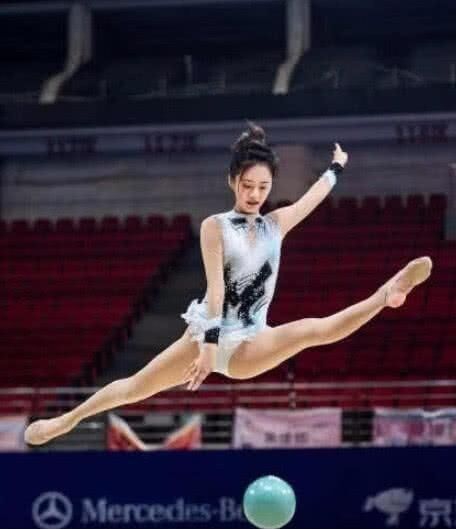 安悦溪|“糖宝”凭借体操走红，体态匀称，身材让人羡慕...