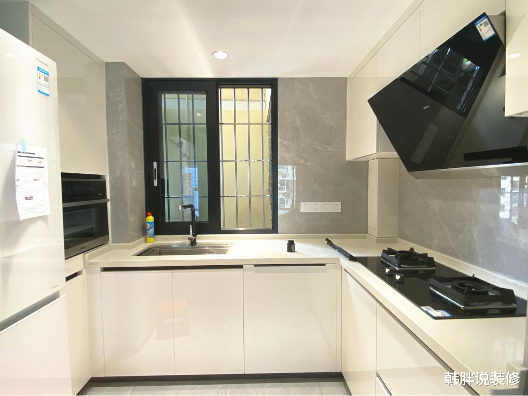 韩胖说装修 130㎡新房硬装刚结束,还没家具和软装,进门就是客厅真少见