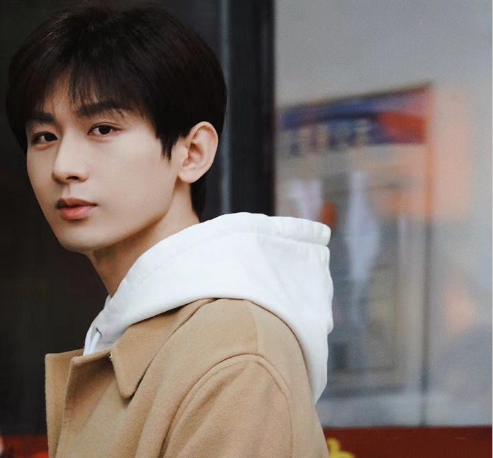 成毅|成毅机场饭拍图被热传，一改疲态，重回《琉璃》巅峰