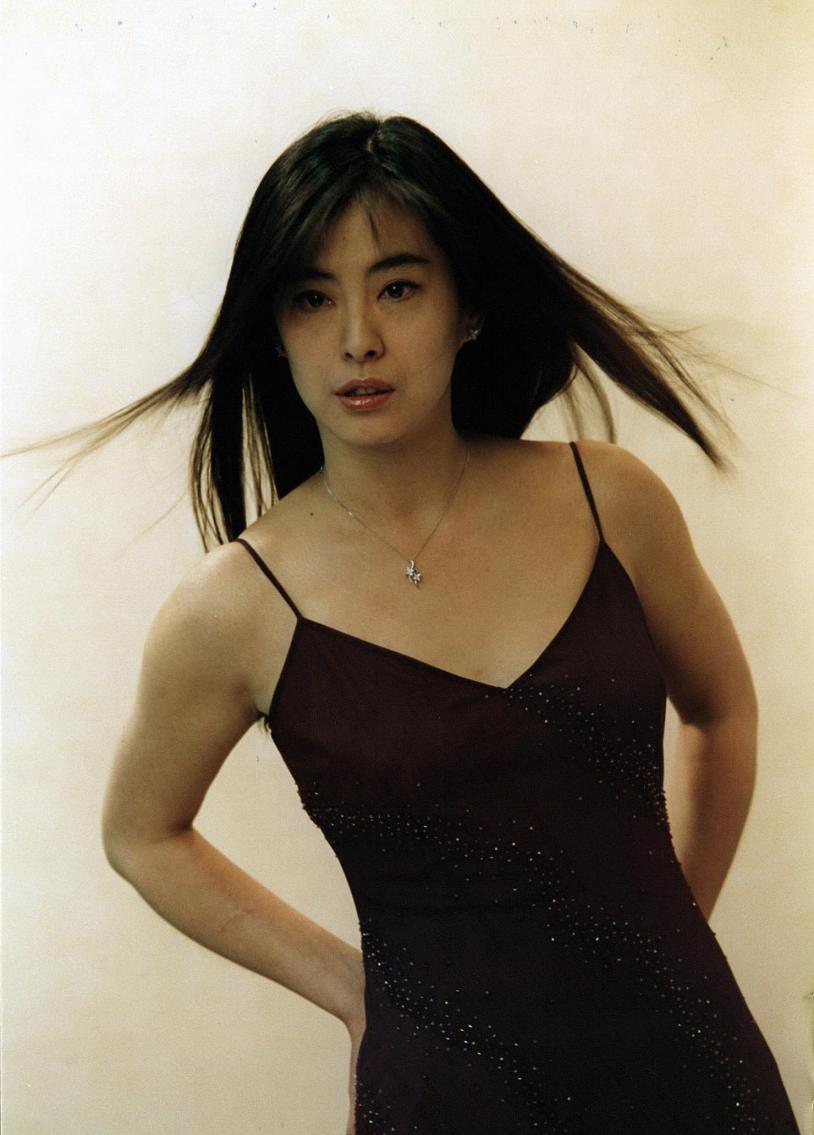 郭富城|55岁王祖贤皮肤好，只是一生情路坎坷，至今未婚无子女