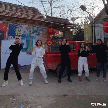 朱之文|大衣哥儿媳带婆婆跳舞，零基础却站C位，罗圈腿身材五五分被吐槽