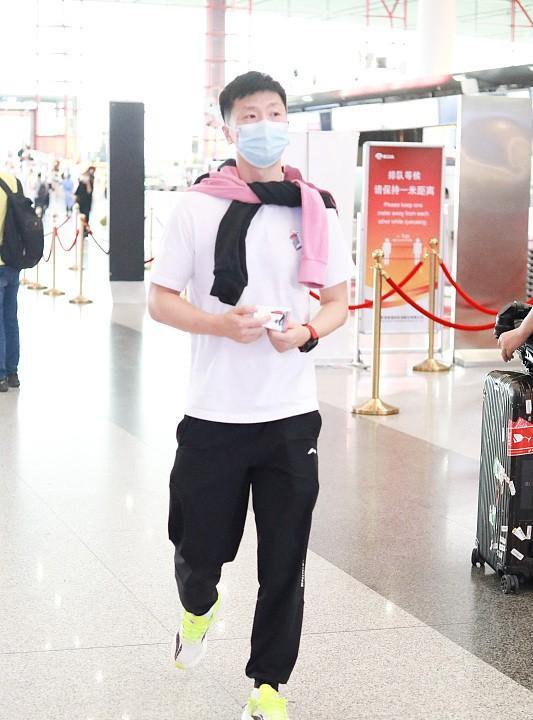 波波的时尚|马龙看起来“呆呆的”，身穿T恤还挺帅，真有“衣服架子”的感觉