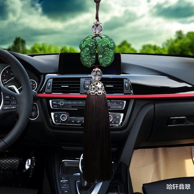 翡翠手镯|翡翠车挂要怎么选？有哪些好风水的题材呢？