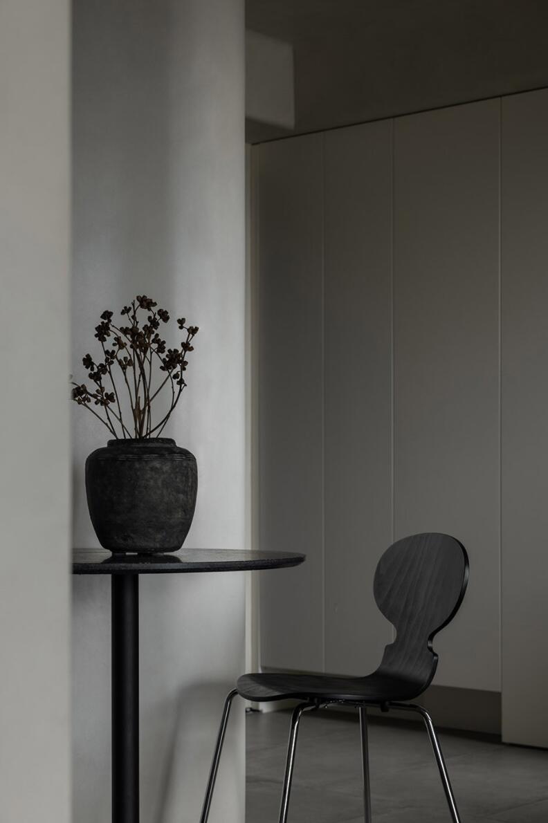 越来越多人装修不用乳胶漆了，看她家简约干净，还特显品味