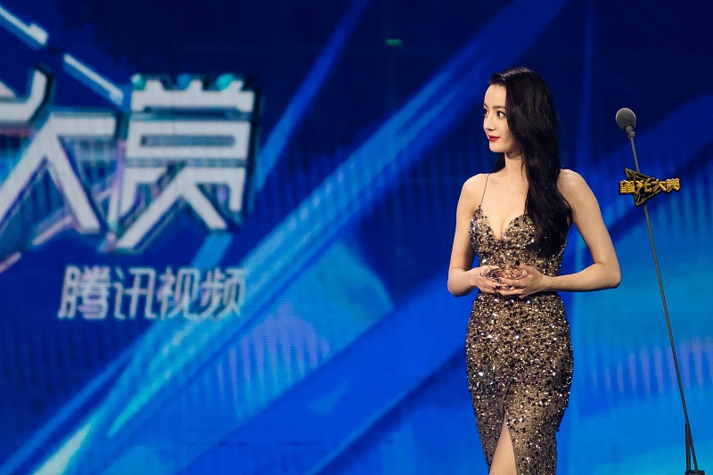 迪丽热巴|迪丽热巴鱼尾礼服再上热搜，身材婀娜好撩人，“钓系美人”实锤了