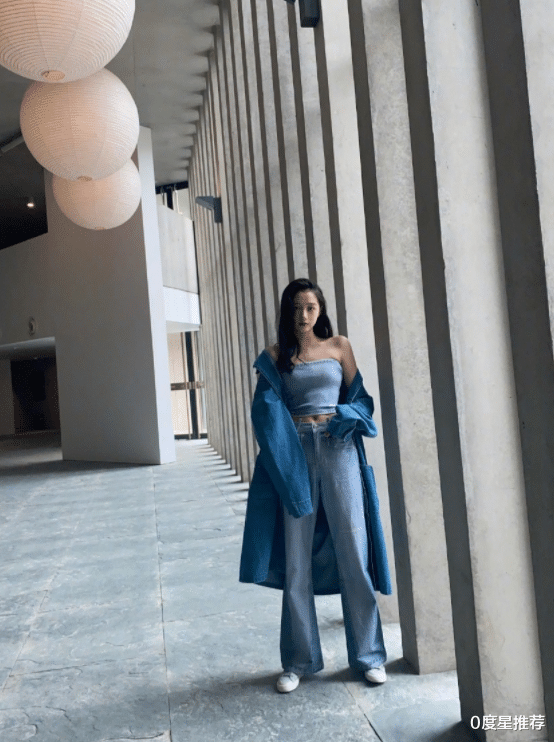 关晓彤|鹿晗不管管关晓彤？穿50厘米抹胸秀身材，男粉眼睛都看直了