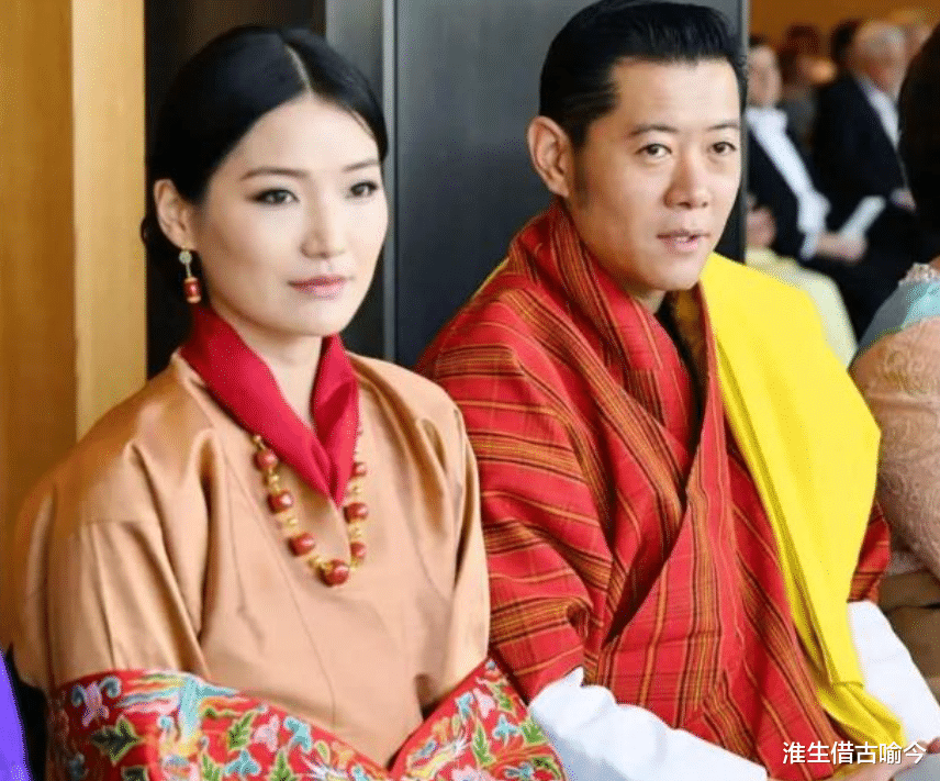 21歲不丹王後出訪日本：粉嫩和服讓國王心醉，穿正黃色贏瞭紀子妃-圖5