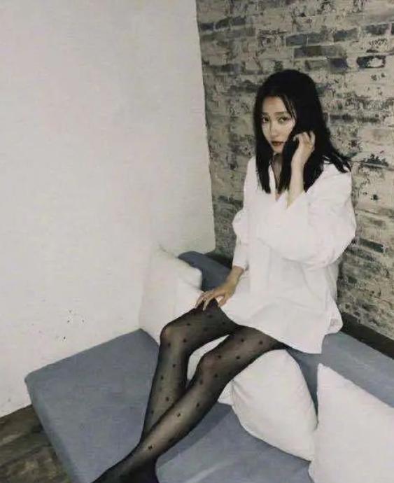 关晓彤|鹿晗管不住关晓彤了？穿丝袜就算了，看清她的“盘蛇坐”：太敢撩