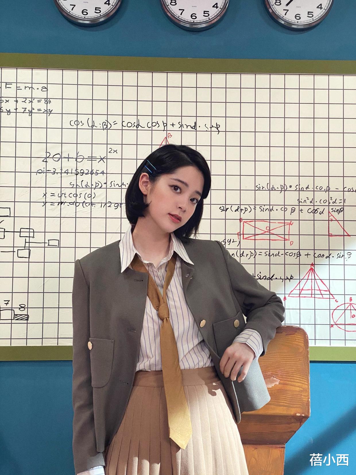 蓓小西 欧阳娜娜私下真会穿，粉色羊毛衫配A字半裙，年轻女孩就该这么穿